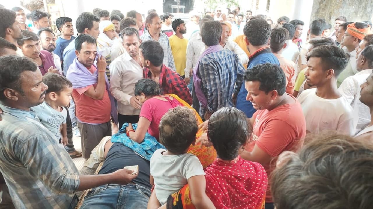 Jharkhand News: झारखंड में सड़क हादसा, पुलिस गाड़ी पलटने से रेडियो ऑपरेटर की मौत, चार घायल