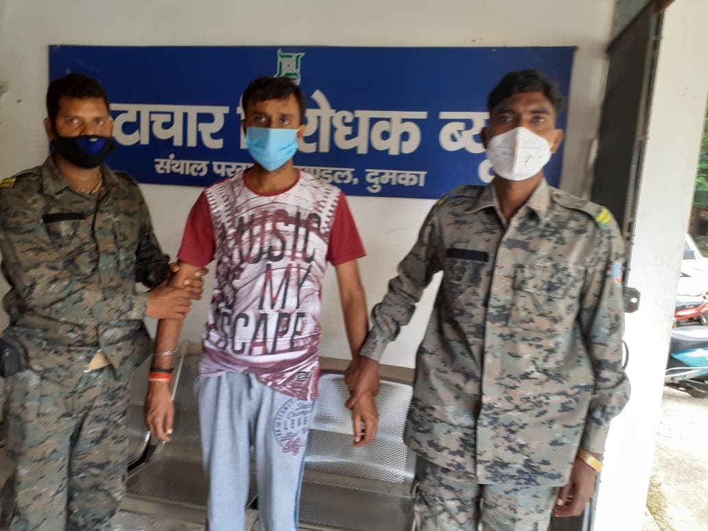 रिश्वत लेते रंगे हाथों पकड़ा गया मनरेगा का जूनियर इंजीनियर रवि राकेश