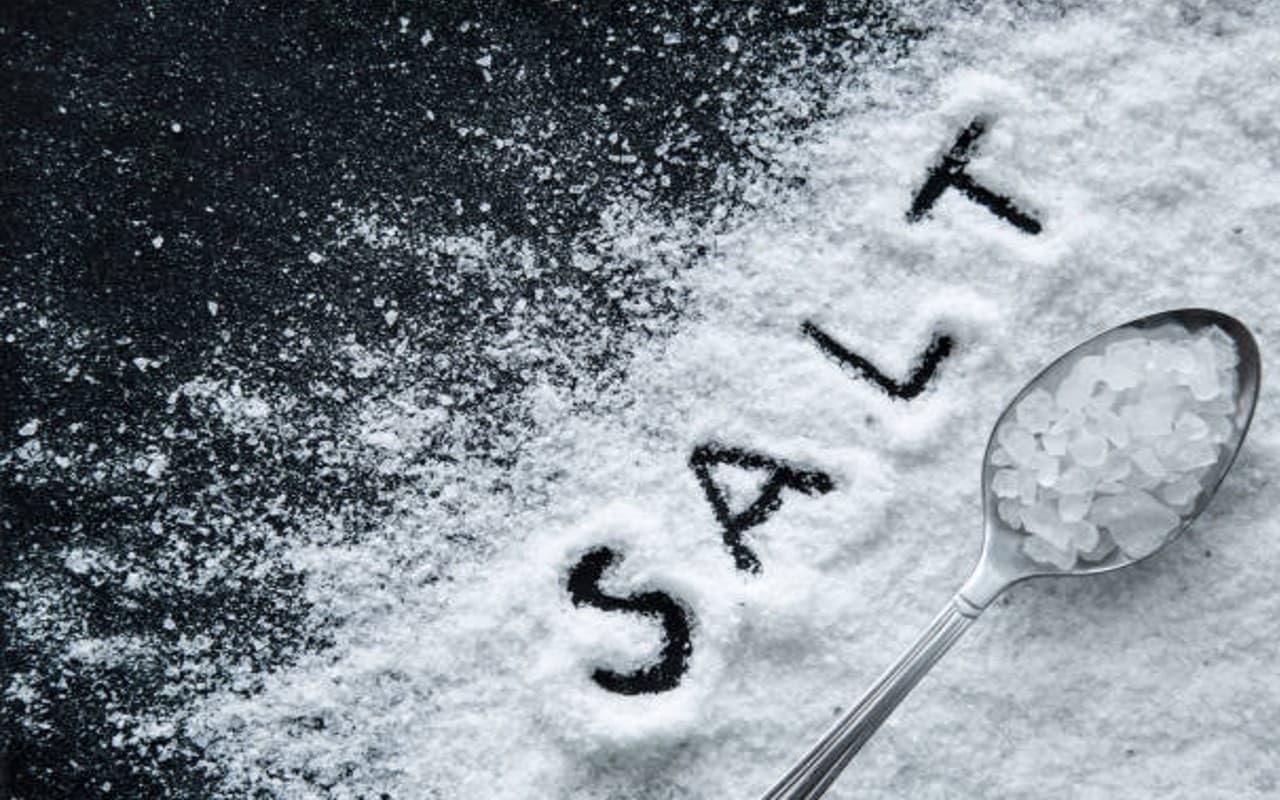 Side Effects of Eating too Much Salt: ज्यादा नमक खाने के 5 नुकसान