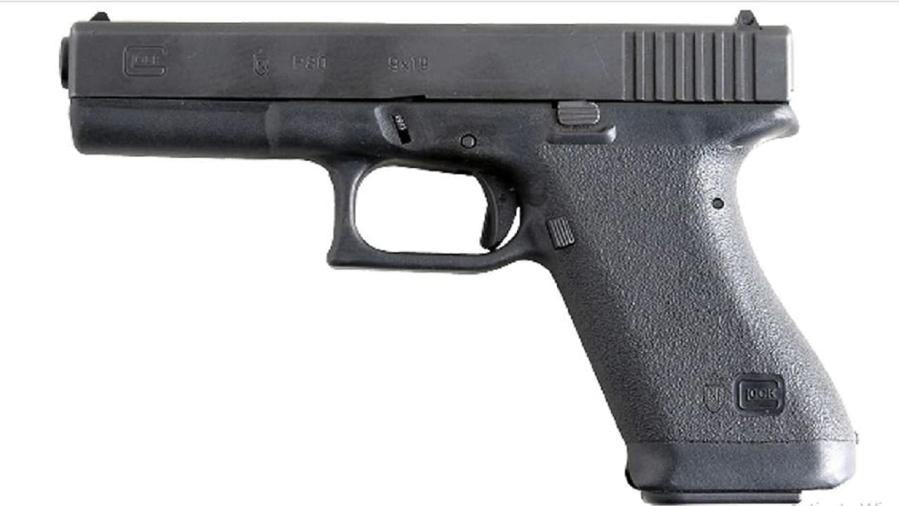 IPS विकास वैभव की चोरी हुई 'ग्लॉक पिस्टल' की खासियत कर देगी दंग, जानें क्यों माना जाता है भरोसेमंद हथियार