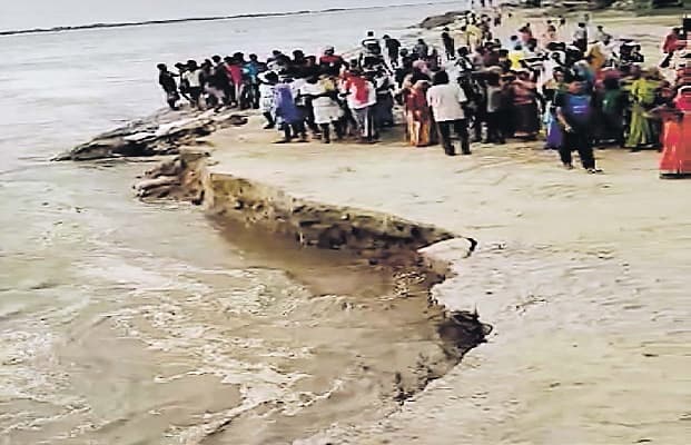 Bihar Flood 2020: गंगा किनारे कैल्शियम कार्बोनेट की मोटी पट्टी, अवैध मिट्टी उठाव से गहराया कटाव का संकट
