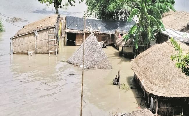 Bihar Flood: बिहार में गंडक नदी उफनायी, गोपालगंज के गांवों में दिखने लगा तबाही का मंजर, मचानों पर फंसी जिंदगी