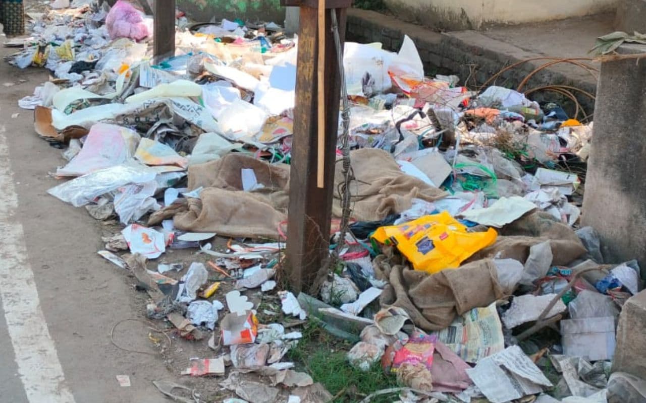 सफाईकर्मियों की हड़ताल से गोड्डा शहर में जगह-जगह पसरा कचरा, बढ़ा संक्रमण का खतरा