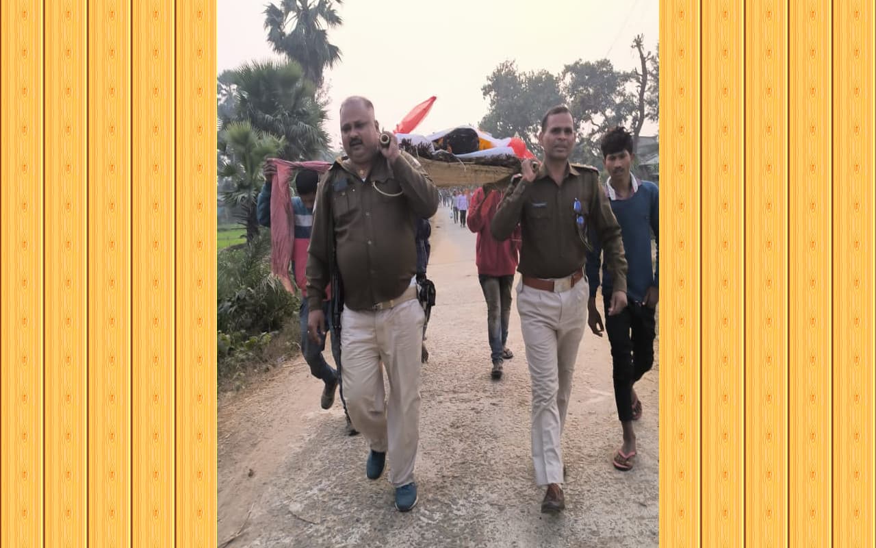 Positive Story: शव को कंधा देने आगे आये गोड्डा के पथरगामा थानेदार और हवलदार, झारखंड पुलिस की सराहना