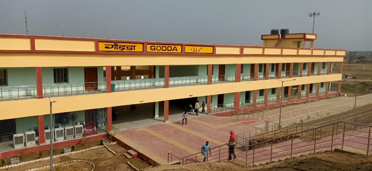 Godda News : पीएम के ऑनलाइन संवाद कार्यक्रम को लेकर रेलवे हुआ रेस, रेल अधिकारी ने लिया जायजा