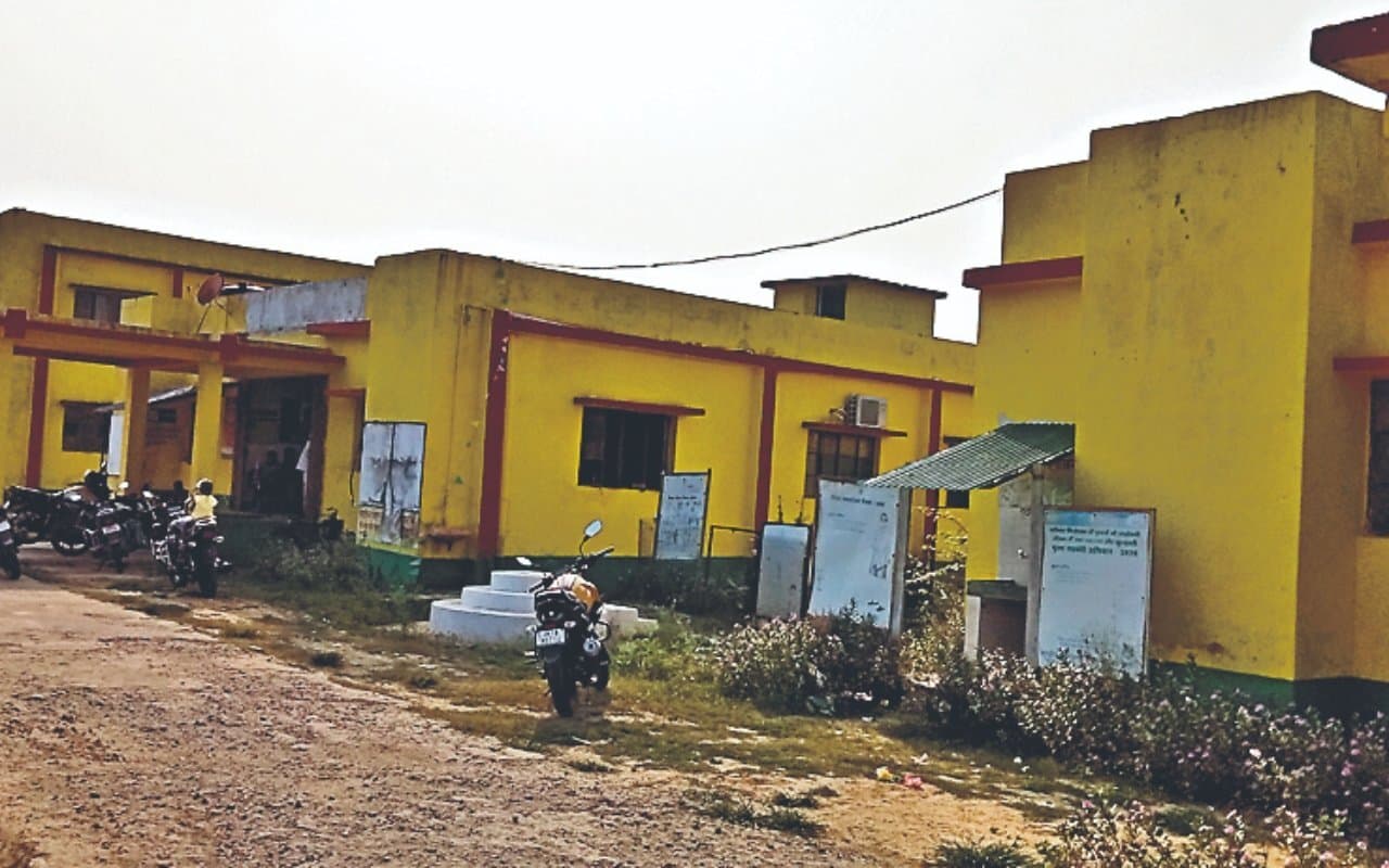 गोड्डा : हरीदेवी रेफरल अस्पताल में स्वास्थय व्यवस्था बेहाल, पांच की जगह सिर्फ एक डॉक्टर कार्यरत