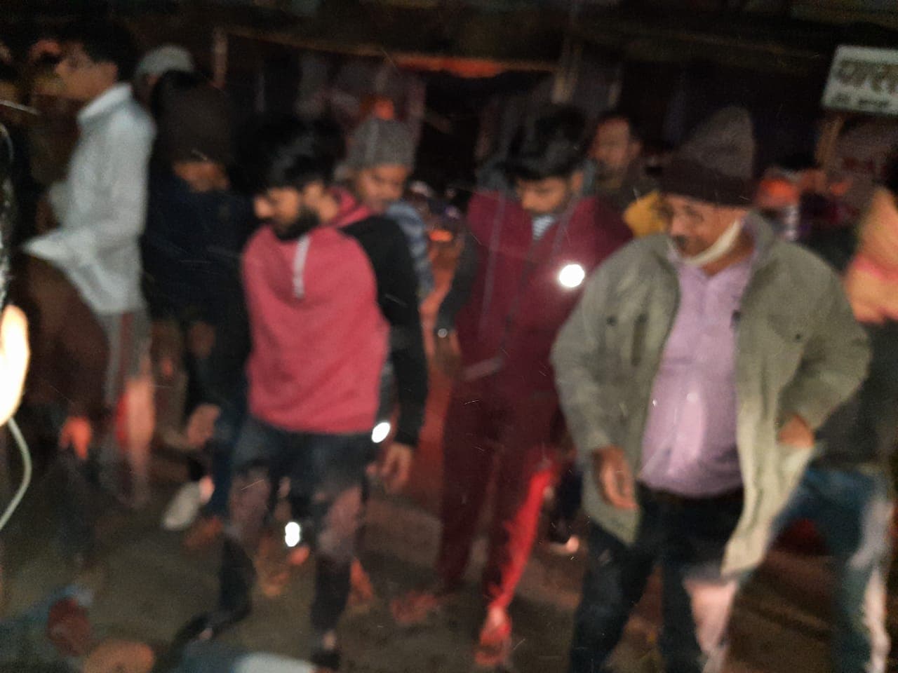 Crime News : झारखंड के गोड्डा में अपराधियों ने दुकानदार पर चलायी गोली, आक्रोशित लोगों ने अपराधियों को भी पीटा