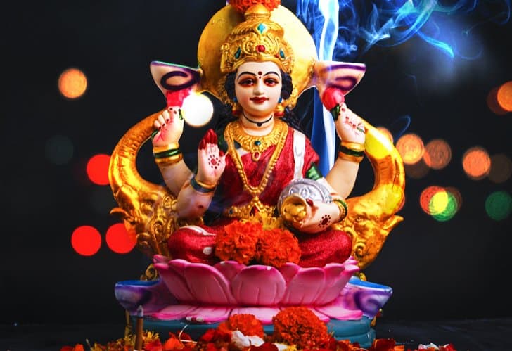 Diwali Lakshmi aarti: लक्ष्मी आरती में नहीं बजाये जाते हैं शंख और घंटी, यहां पढ़ें मां लक्ष्मी की संपूर्ण आरती