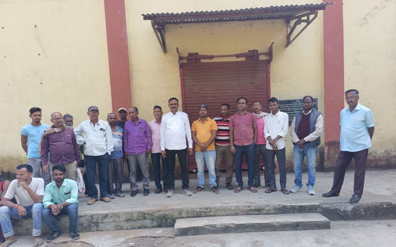 झारखंड में दो माह का राशन नहीं मिलने से लाभुकों में आक्रोश, गोदाम बंद, संचालक भी थे नदारद