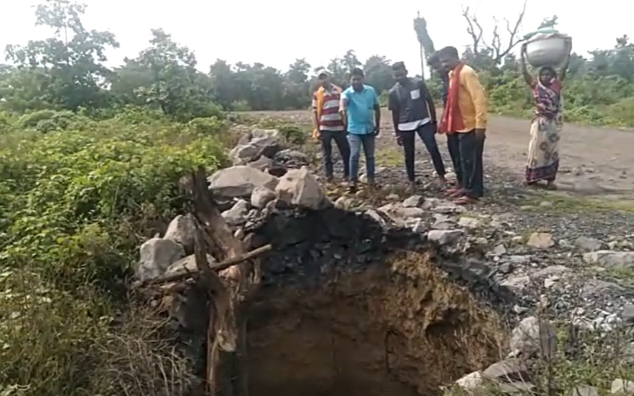 धनबाद के इन स्थानों पर बना 25 से 30 फीट का गहरा गोफ, हो रहा जहरीली गैस का रिसाव