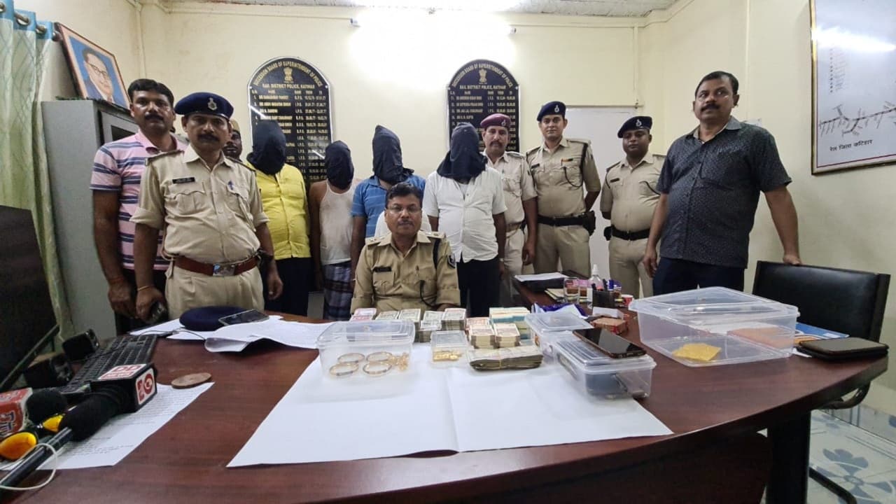 Bihar: ट्रेन में आभूषण कारोबारी से सोना लूट मामले का खुलासा, 6 अपराधी गिरफ्तार, सोना भी बरामद