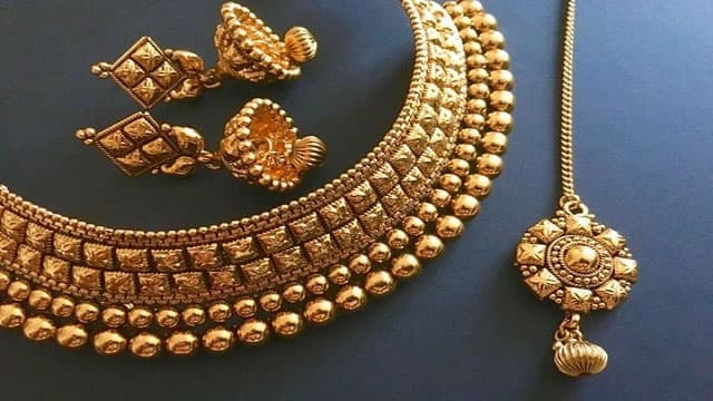 Discount On Physical Gold: सोने पर मिल रहा है भारी डिस्काउंट, 9,500 रुपये तक सस्ता हुआ फिजिकल गोल्ड, आप भी उठाएं मौके का फायदा