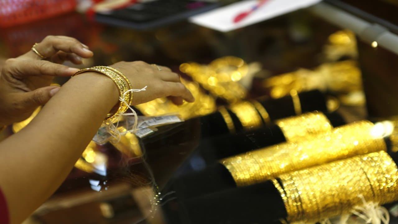 Gold-Silver Price: सोने की कीमत सुस्त, चांदी 200 रुपये हुई महंगी, खरीदारी से पहले देख लें आज का रेट
