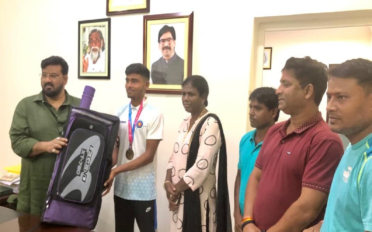 झारखंड के खेल मंत्री हफीजुल हसन ने स्वर्ण पदक विजेता आर्चर गोल्डी मिश्रा को रिकर्व राउंड का दिया तीर-धनुष