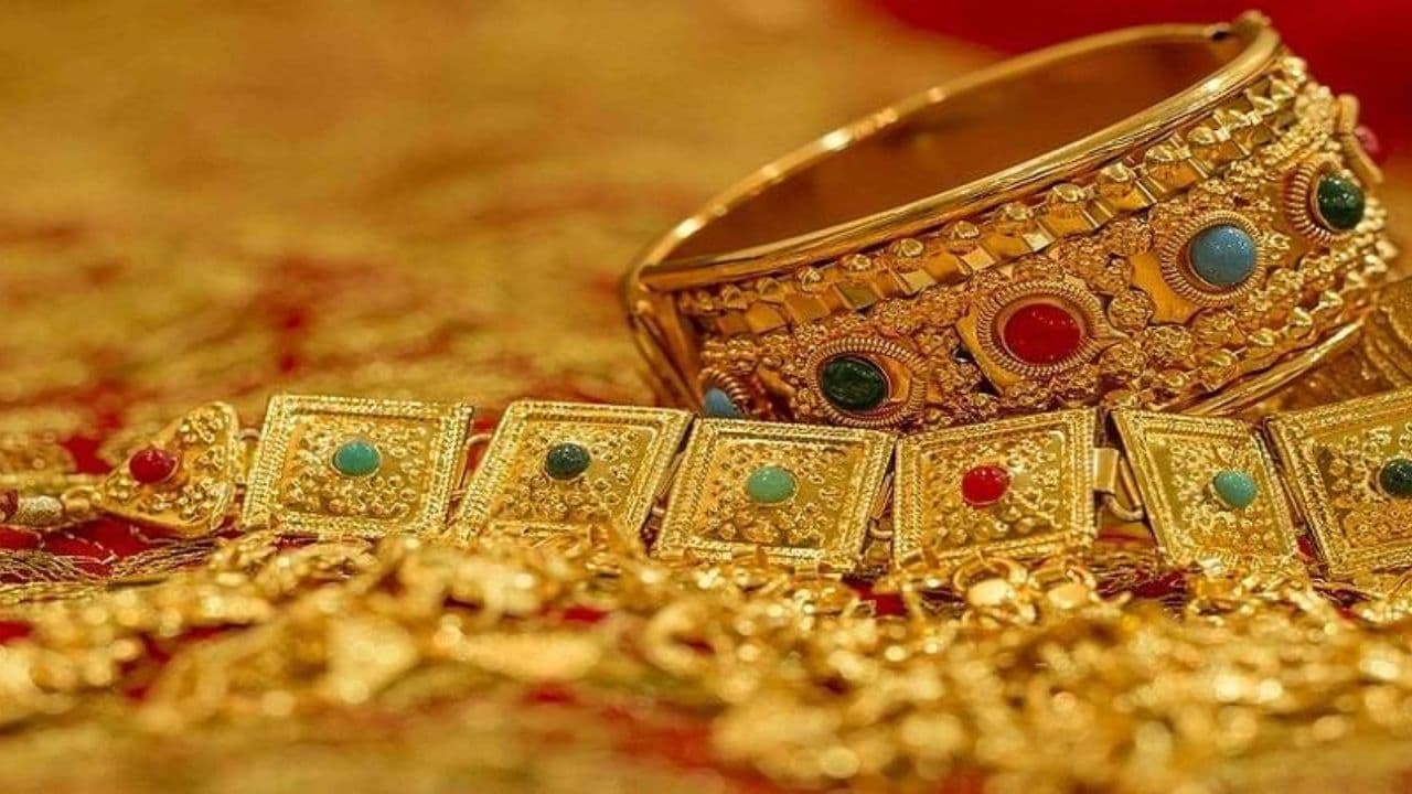 Gold Rate: 9 हजार रुपये सस्ता हुआ सोना, चांदी के रेट भी गिरे, खरीदने से पहले जान लें आज का भाव