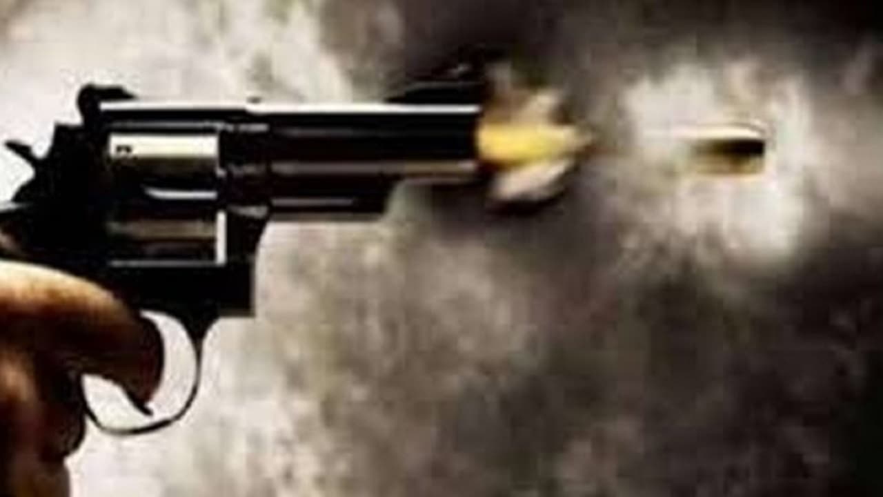 बिहार: दो पक्षों के बीच फायरिंग में सड़क से गुजरते बाइक सवार को लगी गोली, इलाके में मचा हड़कंप