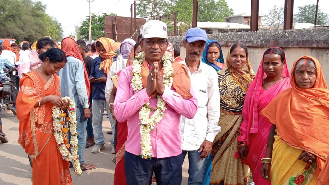 झारखंड पंचायत चुनाव : बोकारो के गोमिया में किसी ने छोड़ी टीचर की नौकरी, तो किसी ने जेल से किया नॉमिनेशन