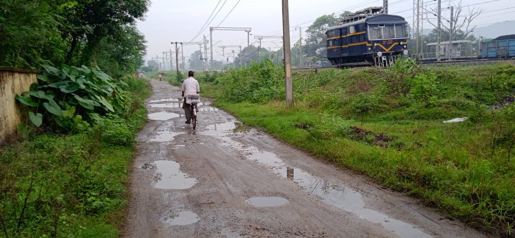झारखंड के इस रेलवे स्टेशन का एप्रोच पथ ऐसा कि राह चलना मुश्किल, यात्रियों की ये है पीड़ा