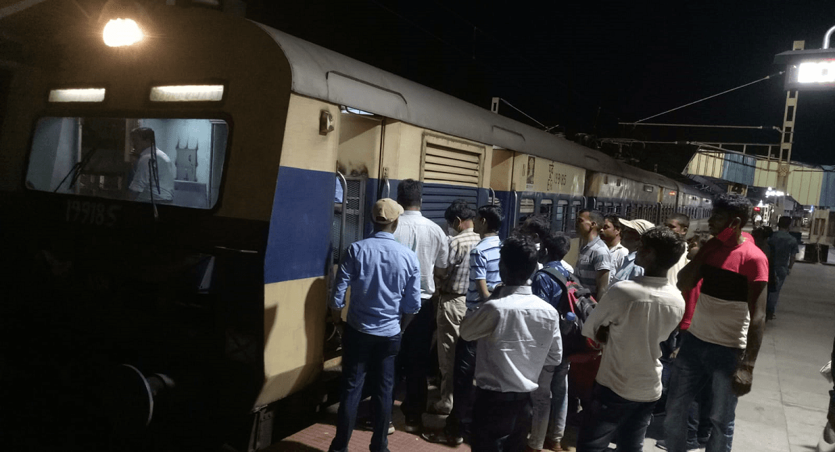 Train News : गोमो स्टेशन पर आसनसोल-बरकाकाना इएमयू ट्रेन रुकने से यात्री आक्रोशित, दो घंटे बाद खुली ट्रेन
