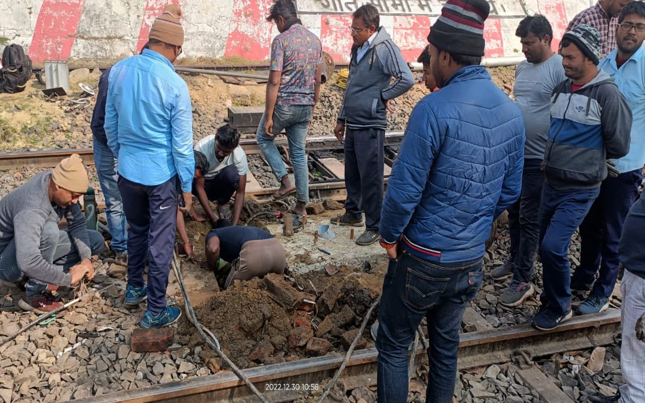 गोमो में मालगाड़ी के दरवाजे से टकरा कर सिग्नल और पाइप लाइन क्षतिग्रस्त, घंटों ट्रेनों का परिचालन बाधित