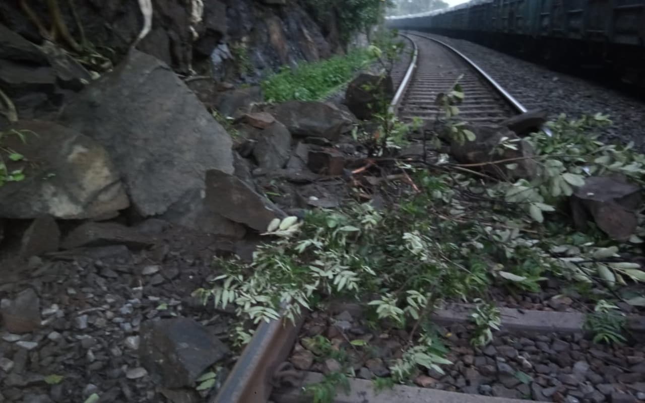 Indian Railways News: कोडरमा-गया रेलखंड में ट्रैक पर गिरा मलवा, डाउन लाइन पर ट्रेनों का परिचालन ठप