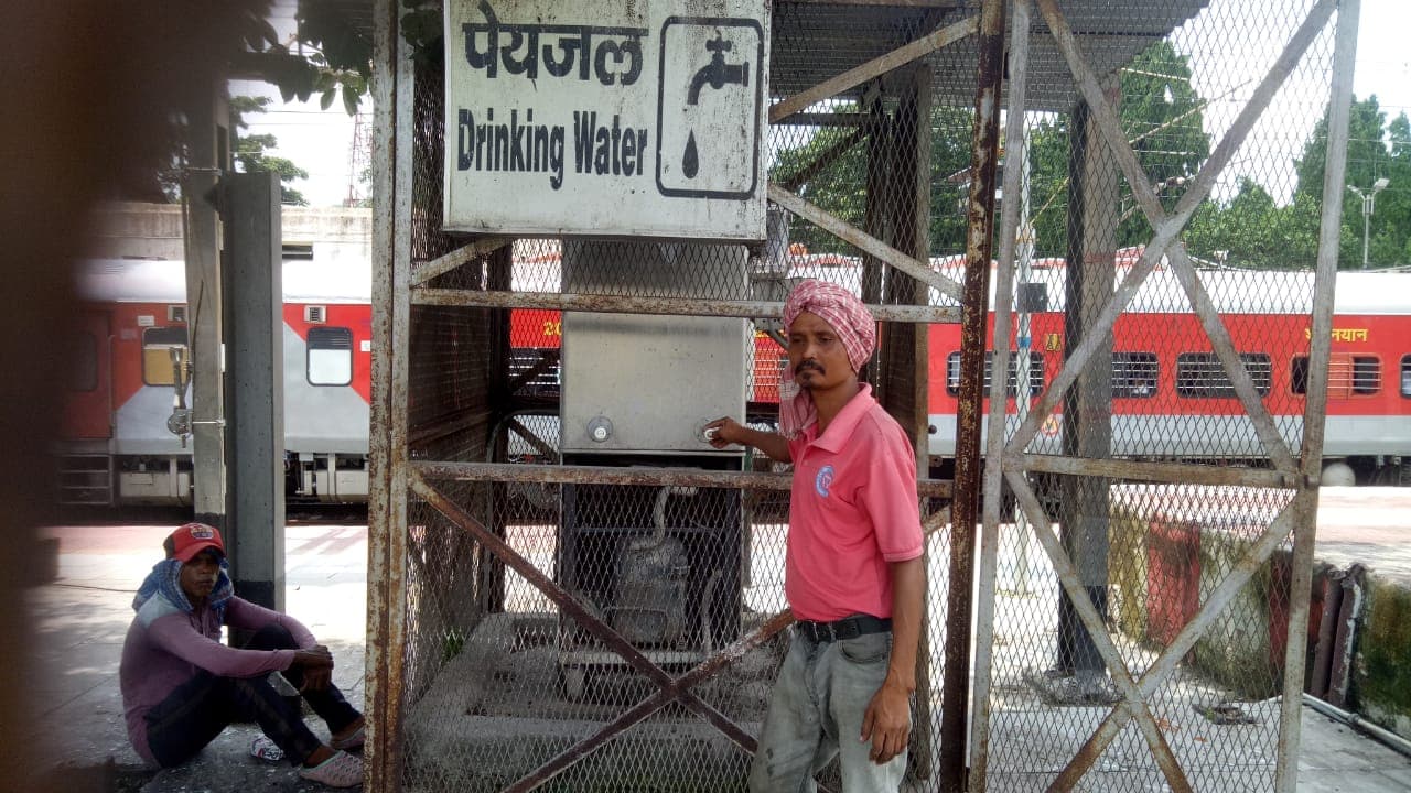 Train News : A ग्रेड गोमो रेलवे स्टेशन पर बदइंतजामी, पेयजल भी मयस्सर नहीं, खरीदकर पानी पीने को मजबूर हैं यात्री