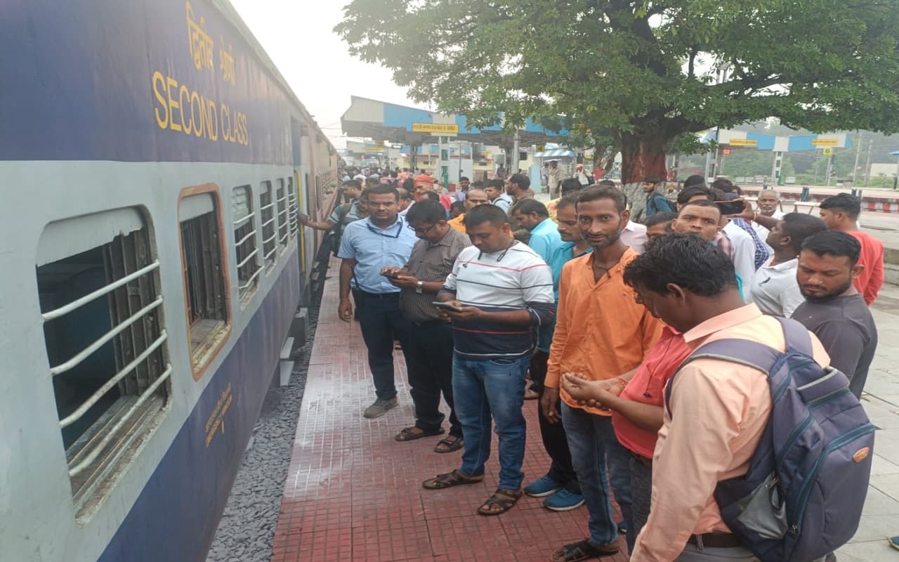Indian Railways News : धनबाद-डेहरी ऑन सोन इंटरसिटी एक्सप्रेस से निकला धुआं, यात्रियों में मची अफरातफरी