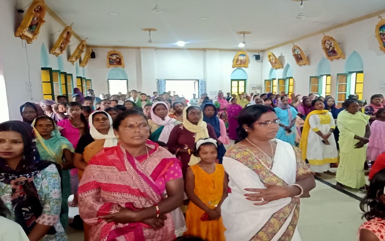 Good Friday: कैथोलिक चर्च में पवित्र क्रूस की उपासना, परम प्रसाद व सामूहिक आर्शीवाद, ऐसे मना शुभ शुक्रवार