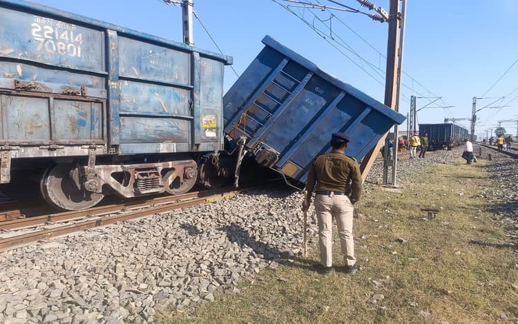 कोडरमा-गया रेलखंड पर टला बड़ा हादसा, बंधुआ स्टेशन के पास बेपटरी हुई मालगाड़ी, लोको पायलट समेत अन्य सुरक्षित