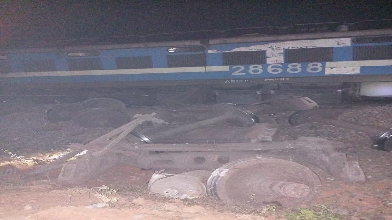 Train News: रांची के हटिया-बंडामुंडा सेक्शन पर दो मालगाड़ी आमने-सामने टकरायी, लोको पायलट ने कूदकर बचायी जान Train News: रांची के हटिया-बंडामुंडा सेक्शन पर दो मालगाड़ी आमने-सामने टकरायी, लोको पायलट ने कूदकर बचायी जान