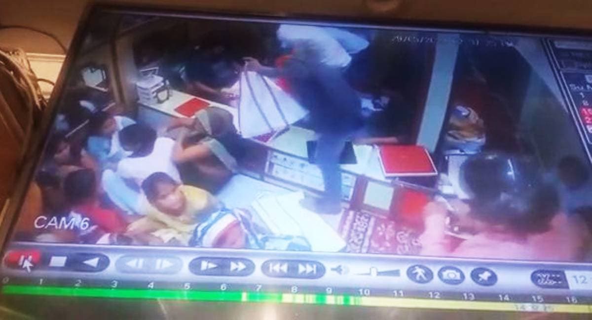 Gopalganj: आभूषण दुकान में डकैती से गुस्साये व्यवसायियों ने बंद रखा मांझागढ़ बाजार, सामने आया CCTV फुटेज