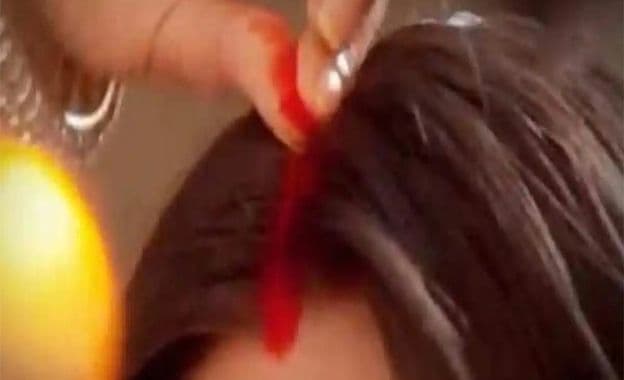 गोरखपुर में जयमाला से पहले स्टेज पर मास्कमैन, दुल्हन की भरी मांग, सोशल मीडिया पर वायरल...