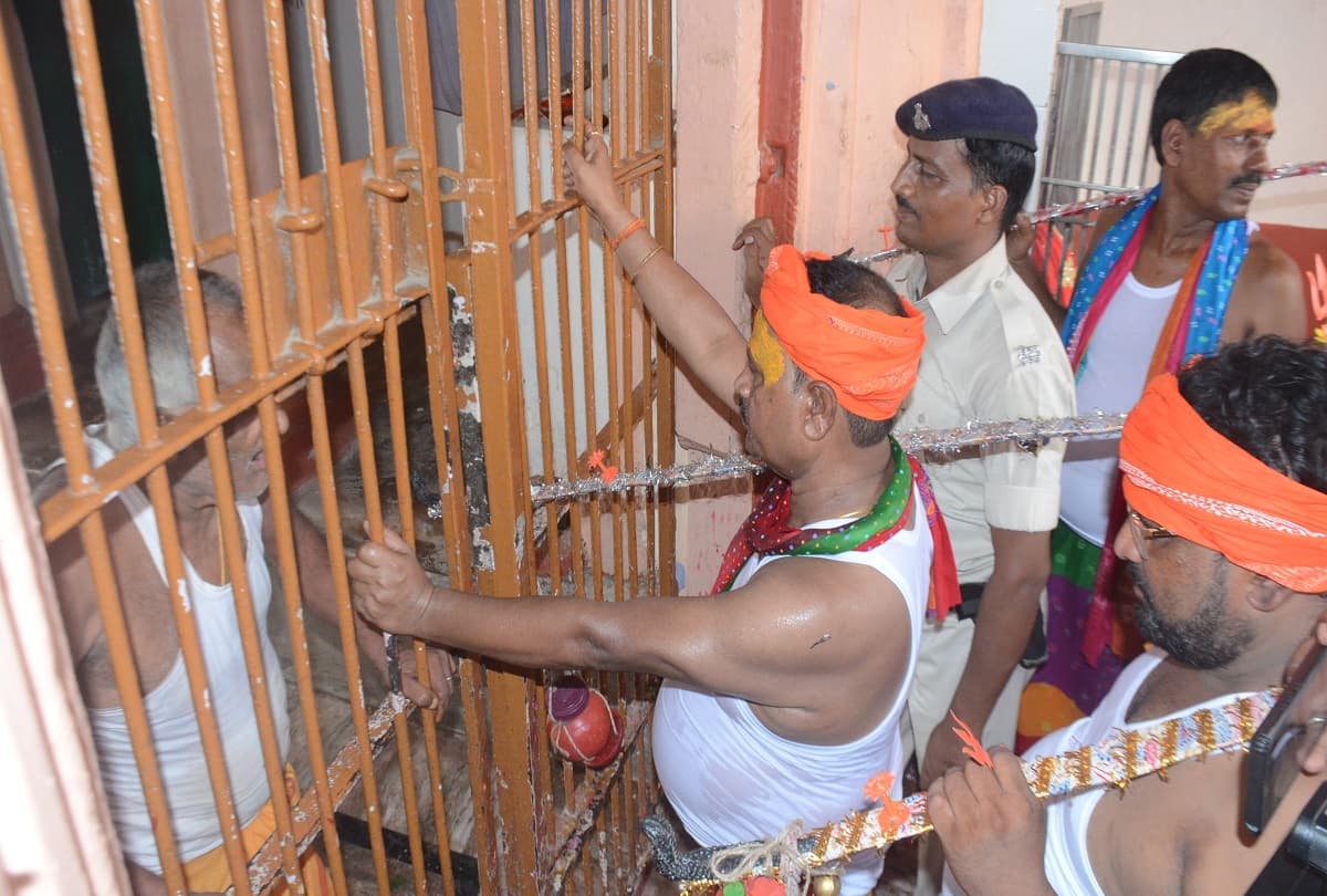 VIDEO: 'लाठी पार्टी के विधायक हैं, गर्दा उड़ा देंगे...', JDU विधायक ने मंदिर का गेट नहीं खोलने पर सरेआम धमकाया