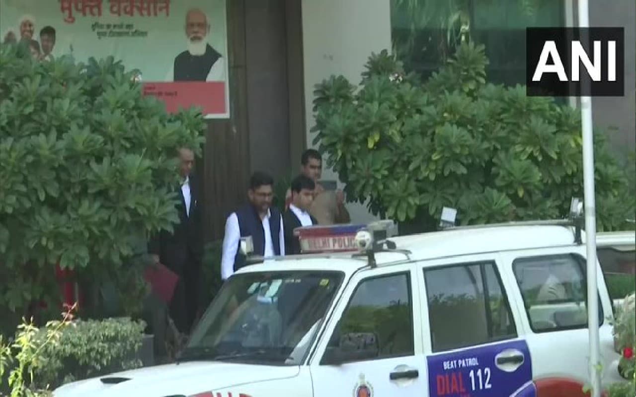 गुजरात AAP अध्यक्ष गोपाल इटालिया लिए गये हिरासत में, PM Modi के खिलाफ की थी आपत्तिजनक टिप्पणी