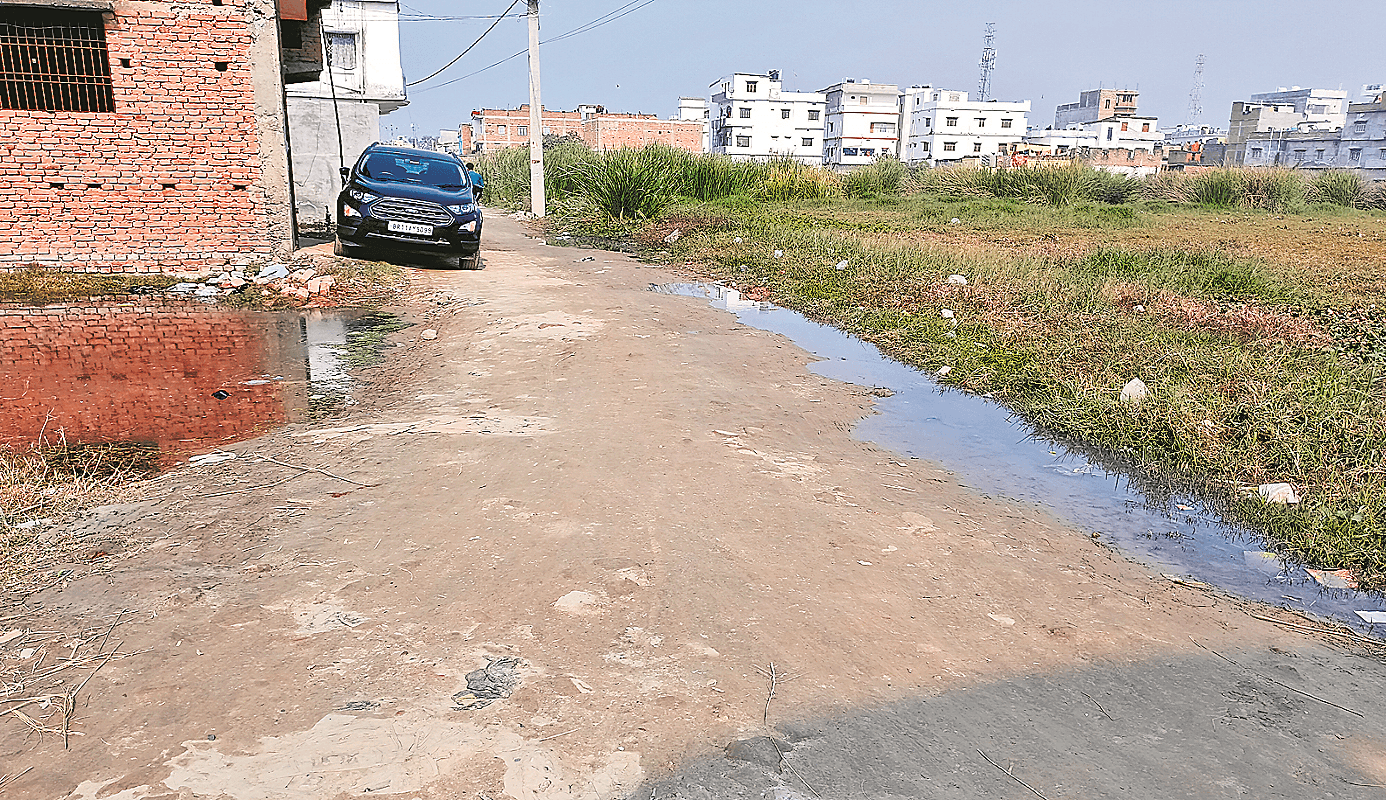 गोपालगंज में भू-माफियाओं की दादागिरी : नाले पर बना दी सड़क, अब लोगों को हो रही परेशानी