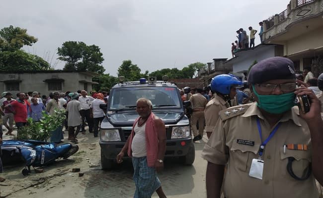 घर में घुसकर शिक्षक को गोलियों से भूना, अपराधी को ग्रामीणों ने मार डाला