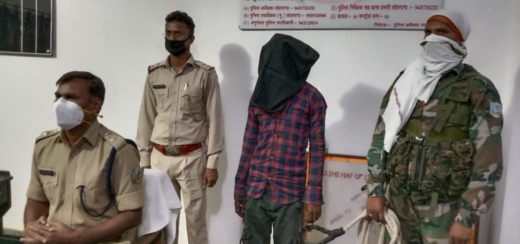 लोहरदगा में मोबाइल दुकान में चोरी करने वाला आरोपी धराया