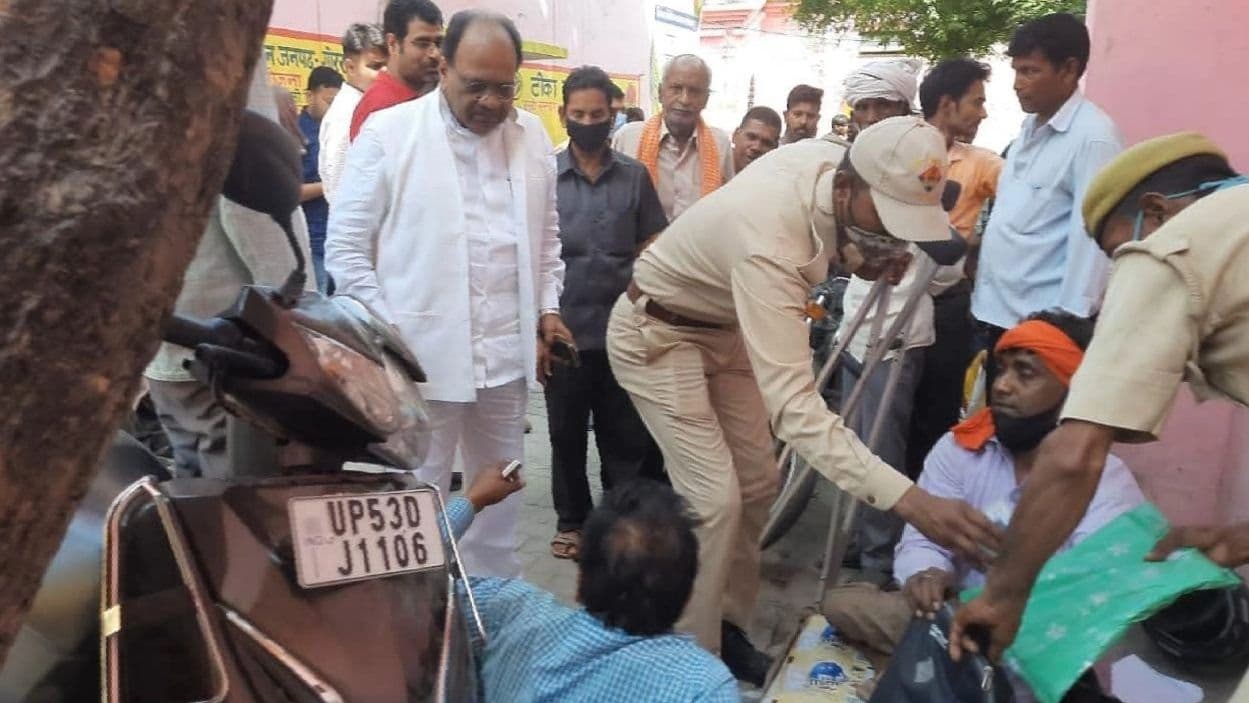 दिव्यांग प्रमाण पत्र के नाम पर अवैध वसूली का गोरखधंधा: CMO ने पकड़े दलाल, बाबू की सेवा समाप्ति के निर्देश