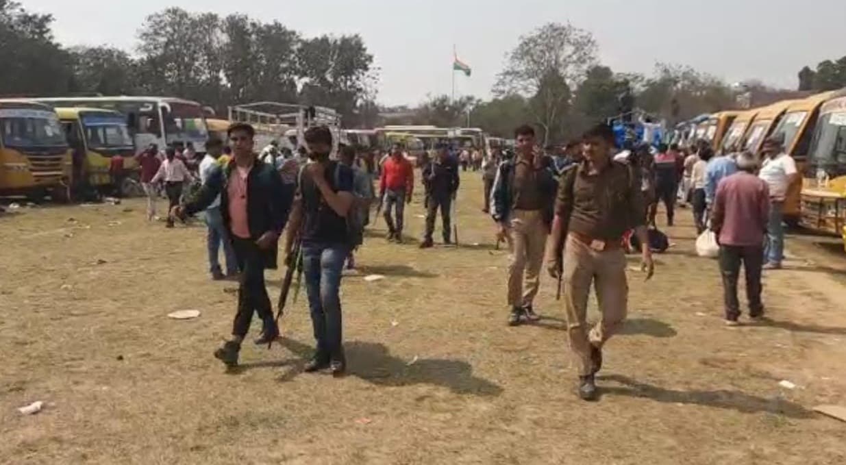 UP Election: CM योगी के गढ़ में पुलिस-प्रशासन का कब्जा, बूथों के लिए जारी है पोलिंग पार्टियों की रवानगी