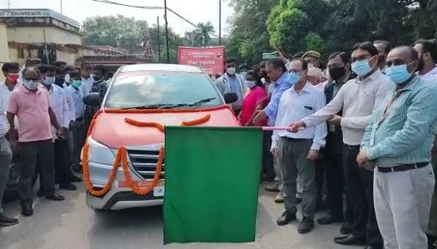 Gorakhpur News: गोरखपुर में घर-घर लगेगी वैक्सीन, 30 मोबाइल वैक्सीनेशन वैन को हरी झंडी दिखाकर किया गया रवाना