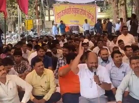 गोरखपुर: बिजली कर्मियों के कार्य बहिष्कार से ग्रामीण क्षेत्रों में उपभोक्ता परेशान, पानी को तरसे गोरखपुर: बिजली कर्मियों के कार्य बहिष्कार से ग्रामीण क्षेत्रों में उपभोक्ता परेशान, पानी को तरसे