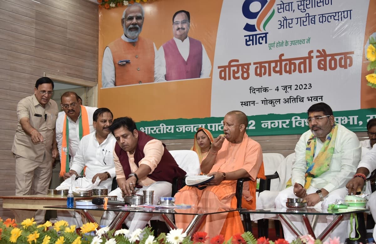 गोरखपुर: सीएम योगी ने की 'टिफिन पर चर्चा', बोले- पीएम मोदी के विजनरी नेतृत्व में विश्व में जमी भारत की धमक