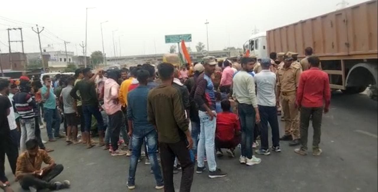 गोरखपुर में युवाओं ने Agnipath Scheme के विरोध में किया जाम, बोले- धोखा है हमारे साथ