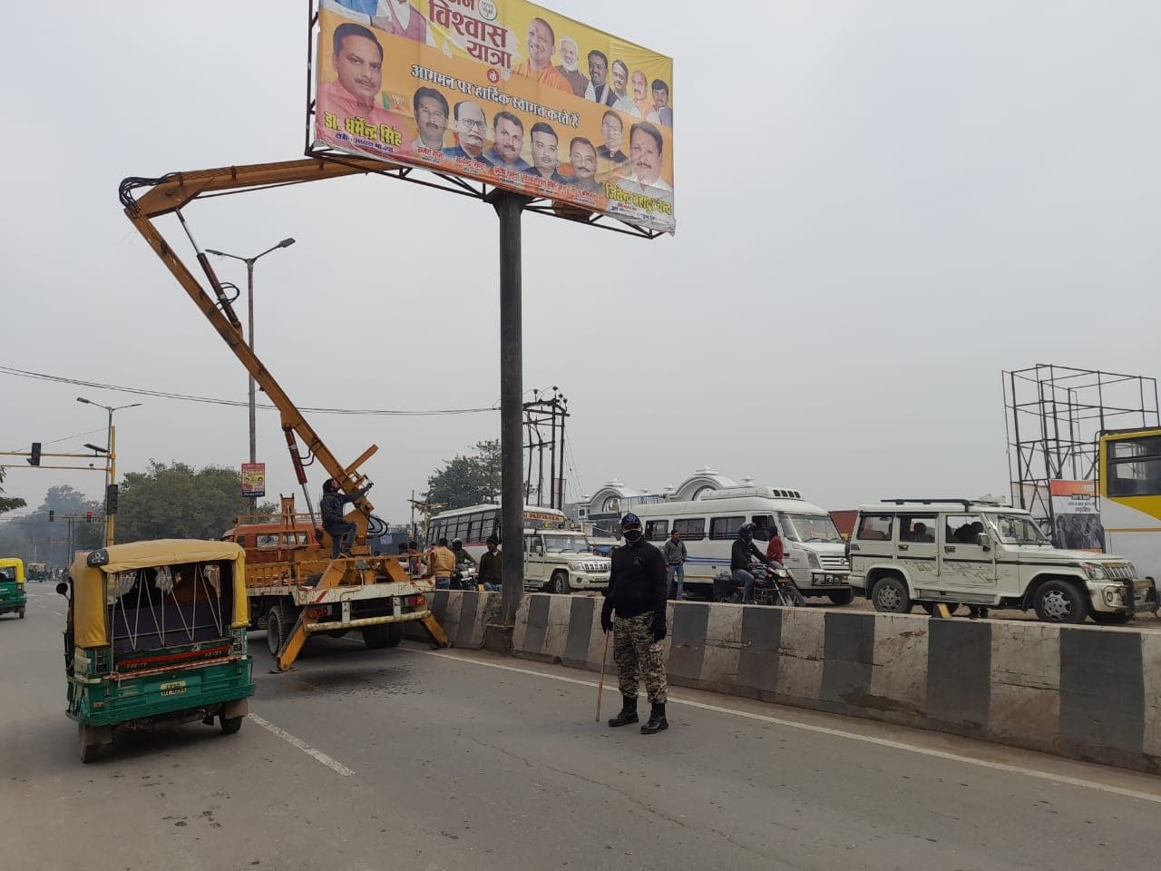 Gorakhpur News: आचार संहिता लागू होते ही एक्शन में आया प्रशासन, सड़कों से हटाए गए होर्डिंग, बैनर-पोस्टर