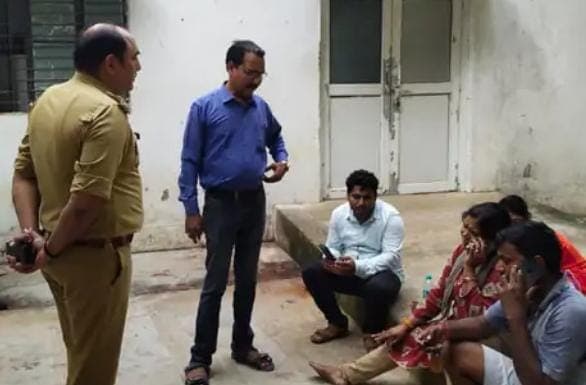 UP News: सैफई मेडिकल यूनिवर्सिटी में गोरखपुर के रहने वाले एमबीबीएस छात्र का पंखे से लटकता मिला शव