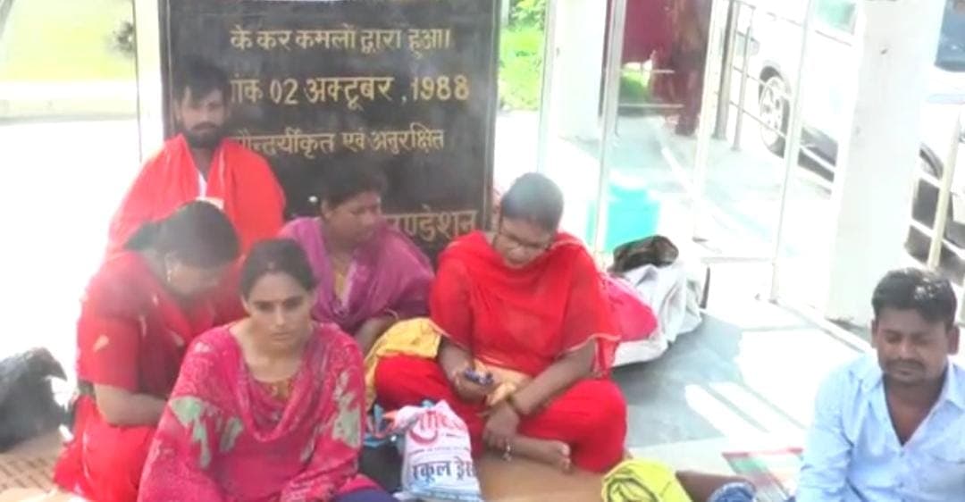 Gorakhpur News: अपनी मांगों को लेकर टाउन हॉल गांधी प्रतिमा पर 12 दिनों से धरने पर बैठे हैं दुकानदार