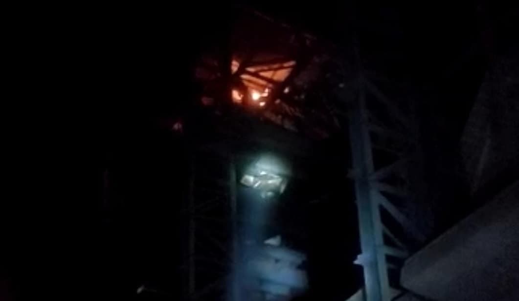 Gorakhpur News: गोरखपुर की गैलेंट फैक्ट्री में लगी भीषण आग, कड़ी मशक्कत के बाद पाया काबू, लाखों का नुकसान