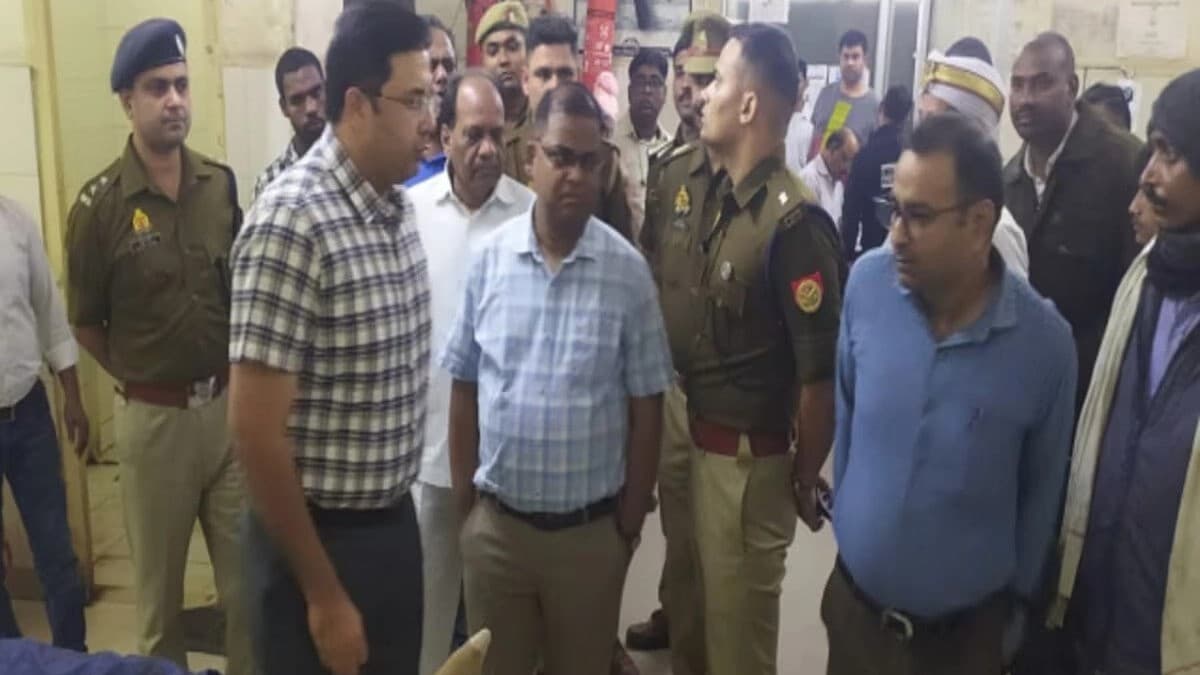 Gorakhpur Accident: गोरखपुर में भीषण सड़क हादसा, कुशीनगर जा रही खड़ी बस में ट्रक ने मारी टक्कर, छह की मौत