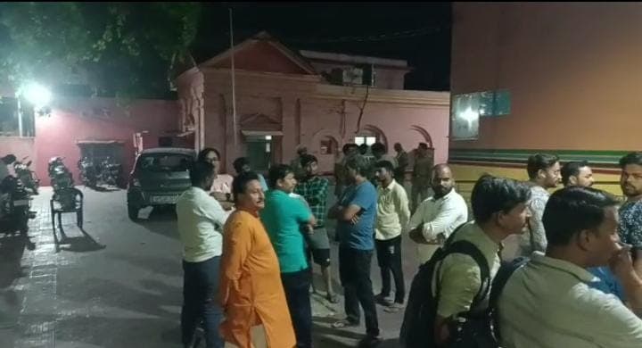 गोरखपुरः महिला अस्पताल में प्रसूताओं को इंजेक्शन लगने के बाद बिगड़ी तबीयत, तीमारदारों ने किया हंगामा
