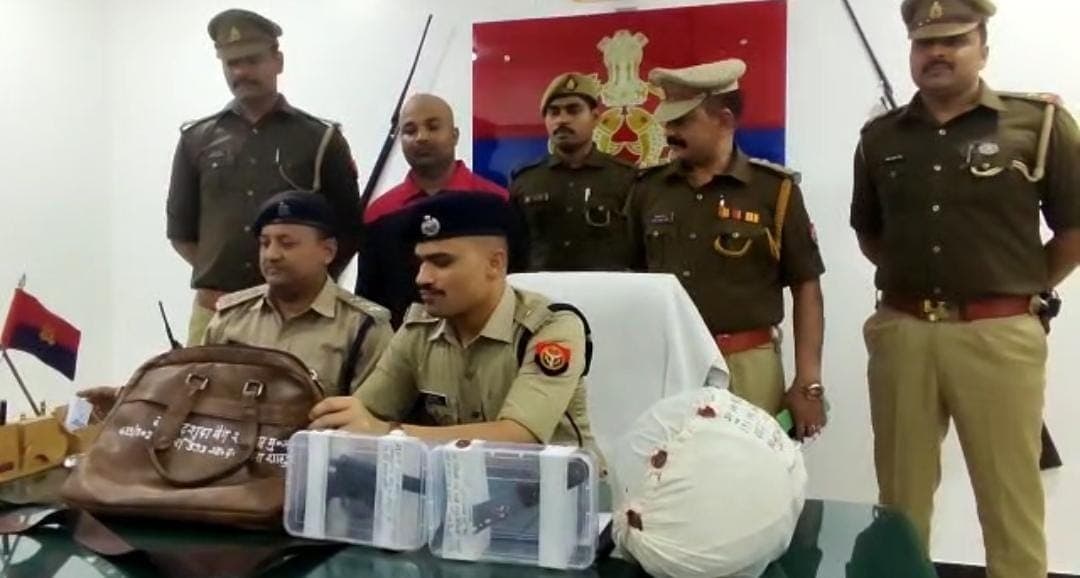 UP News: कर्ज में डूबे एमआर ने बैंक लूटने की बनाई योजना, आखिरी वक्त में किसी ने बजा दिया अलार्म, गिरफ्तार